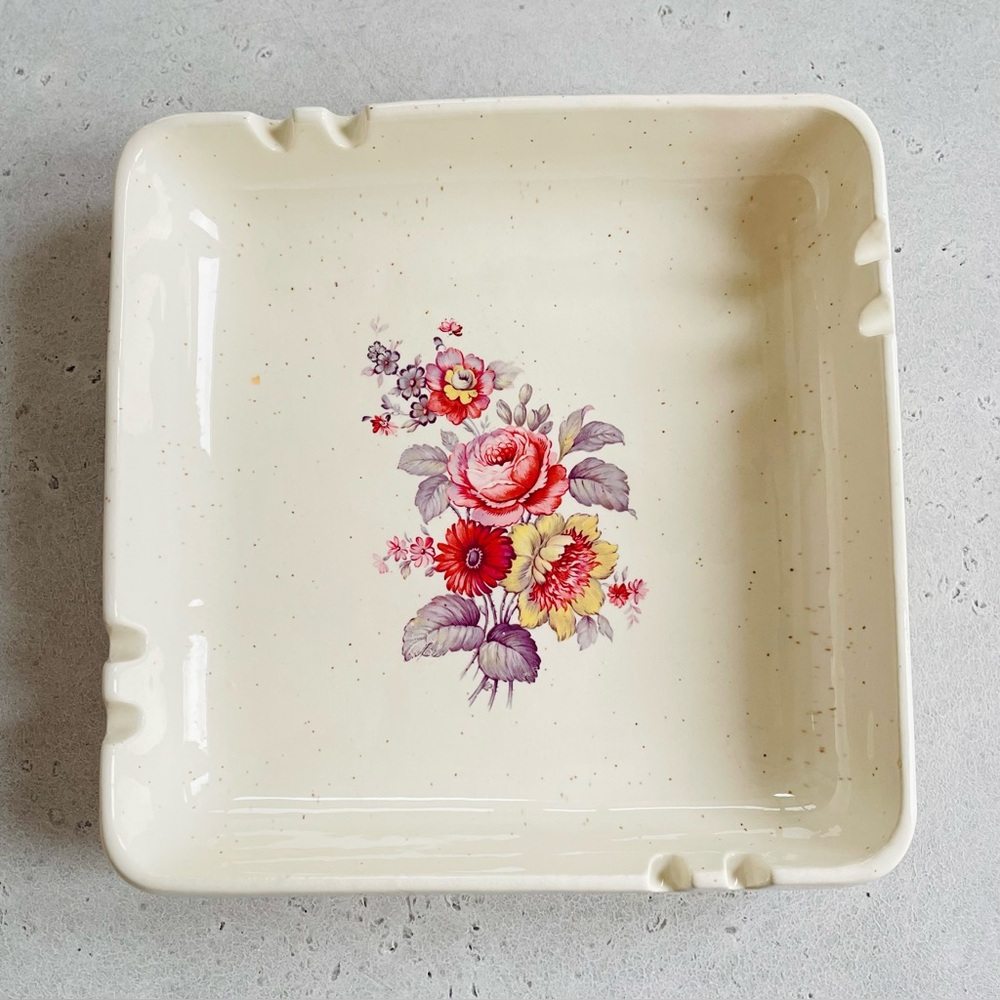Vintage MCM Treasure Craft Ceramic Cream w/ Speckles & Flowers Ashtray Catch All
